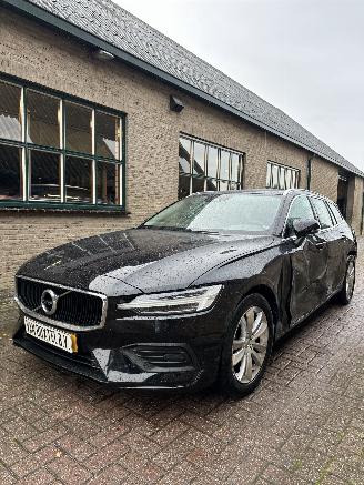 Damaged car Volvo V-60 2.0 D3 Momentum pro 2020/7