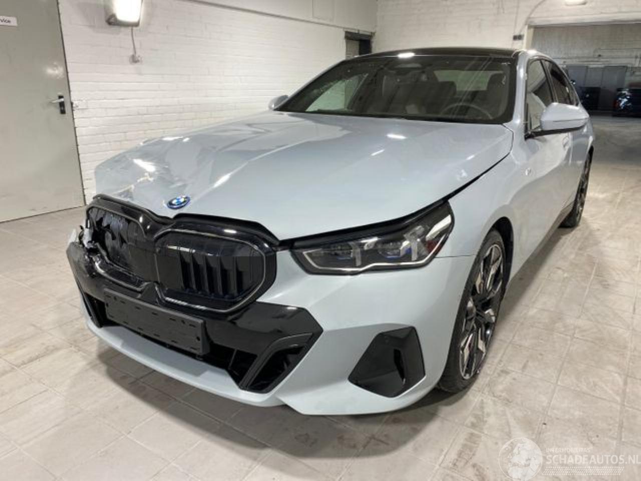 BMW i5 eDrive40 M Sport* HUD - KAM - PANO - AHK*
