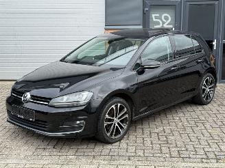 skadebil auto Volkswagen Golf 1.2 TSI Allstar Pano Navi Led Xenon Stoelverw 2017/9