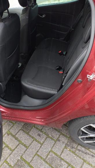 Renault Clio 0.9 Zen Tce met schade 103000 km weinig schade picture 21