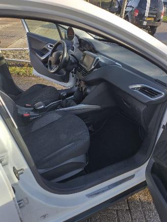 Peugeot 2008 1.2 Style Panodak Ac Cruise Mooie auto weing schade! picture 20