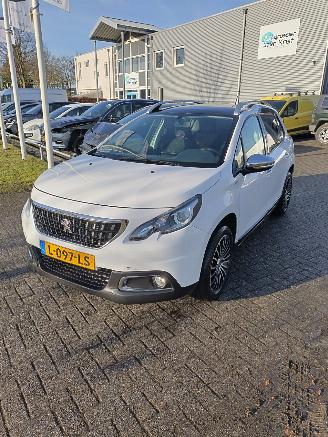 Peugeot 2008 1.2 Style Panodak Ac Cruise Mooie auto weing schade! picture 5