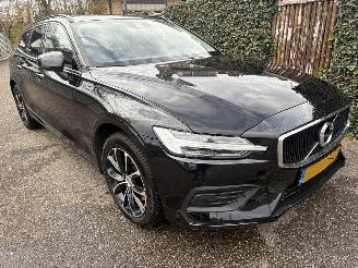 Vaurioauto  passenger cars Volvo V-60 2.0 B3 Momentum Advantage AUTOMAAT 174PK 2020/10
