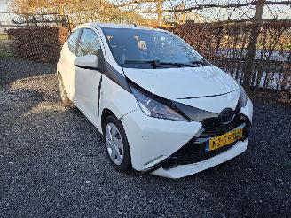 krockskadad bil auto Toyota Aygo 1.0 VVT-i x-play 2017/5