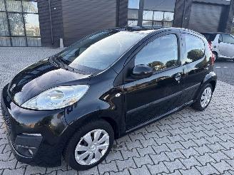 Vaurioauto  passenger cars Peugeot 107 1.0 ACTIVE AIRCO RIJDBARE SCHADE! BOUWJAAR 2013  1999 EURO 2013/1