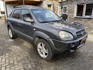 Coche accidentado Hyundai Tucson 2.0i Dynamic version Van/Grijs kenteken 2009/11