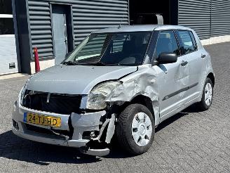 Voiture accidenté Suzuki Swift 1.3 VVT 16V Hatchback  Benzine 1.328cc 68kW (92pk) FWD 2006/10