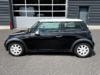 Mini Mini 1.6 16V Cooper Hatchback  Benzine 1.598cc 85kW (116pk) FWD picture 2