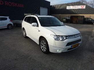 krockskadad bil auto Mitsubishi Outlander 2.0 PHEV INSTYLE 2013/12