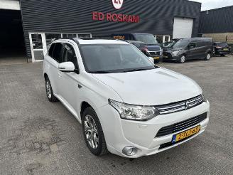 Vaurioauto  passenger cars Mitsubishi Outlander 2.0 PHEV Instyle automaat 2014/3