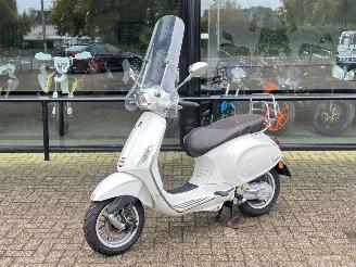 krockskadad bil bromfiets Vespa  Sprint 50 4T 2014/8