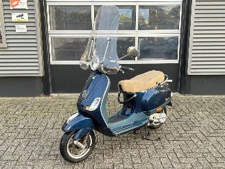 krockskadad bil bromfiets Vespa  LX 50 4T 2014/2