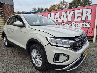 Voiture accidenté Volkswagen T-Roc 1.5 tsi life business 2024/1