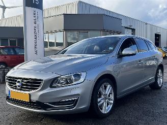 uszkodzony samochody osobowe Volvo V-60 2.4 D6 AWD Plug-In Hybrid Summum 2013/1