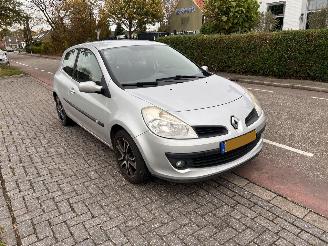 uszkodzony samochody osobowe Renault Clio 1.2-16V 2009/6