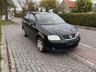 Damaged car Volkswagen Touran 2.0 FSi 2004/6