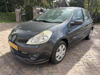 Coche accidentado Renault Clio 1.6-16V Dynamique Luxe 2005/11