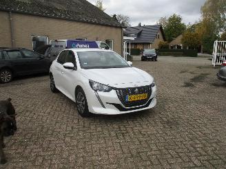 damaged passenger cars Peugeot 208 1.2 PureTech Active NAP 2022/12