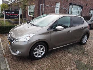 Schadeauto Peugeot 208 1.2 VTi Style 2014/6