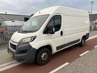 krockskadad bil bedrijf Peugeot Boxer 2.0 BLUEHDI 88KW L2H2 AIRCO KLIMA EURO6 2017/6