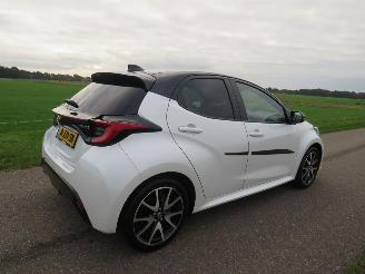 Toyota Yaris 1..5 Hybrid Automaat  30.000km Camera Navigatie lederenstoelen 2022-12 picture 1