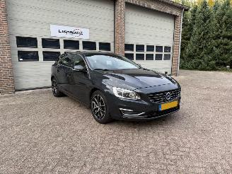 Damaged car Volvo V-60 2.4 D6 AWD Plug-In Hybrid Automaat Schuifdak 2014/10