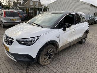 damaged Opel Crossland X 1.2   ( 120 uitvoering )