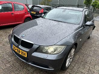 krockskadad bil auto BMW 3-serie 318 D  Touring 2007/3