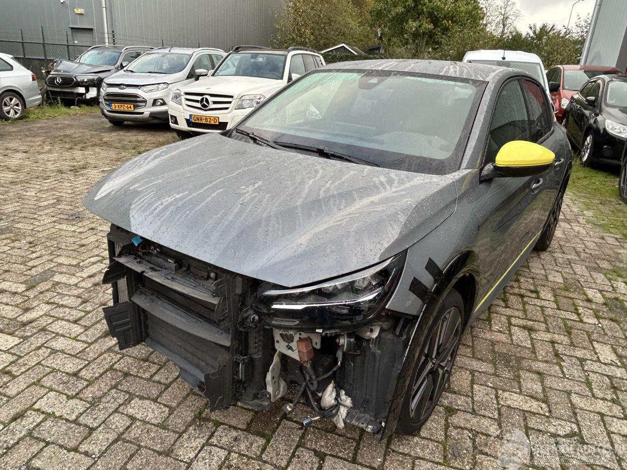 Peugeot 208 1.2  PureTech  100 GT   ( Nieuw Prijs 29500,00 )