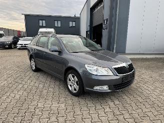 krockskadad bil auto Skoda Octavia 1.2 TSI 77 KW AMBITION KLIMA NAVI 2010/10