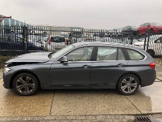 damaged BMW 3-serie 320i Touring Automaat