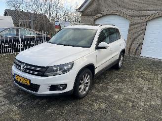 Damaged car Volkswagen Tiguan Weinig km !! 2012/4