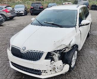 krockskadad bil auto Skoda Octavia Skoda Octavia Combi Ambition 133086 km ! 2015/10