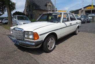 skadebil auto Mercedes 200-300D 200 DIESEL 123 TYPE SEDAN 1977/4