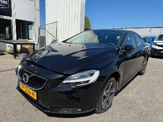 Damaged car Volvo V-40 1.5 T2 Momentum Automaat 2016/1