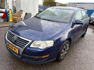Damaged car Volkswagen Passat 1.6 FSI Trendline 2007/10
