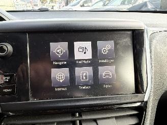 Peugeot 208 1.2 60KW Allure Navi Clima NAP picture 10