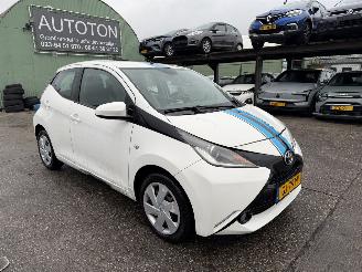 Voiture accidenté Toyota Aygo 1.0 VVT-I 51KW X-Play Led Airco 5-Drs Camera NAP 2015/6