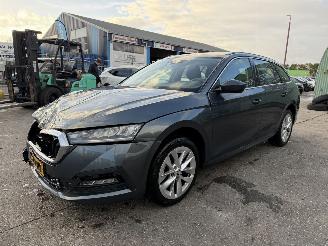 uszkodzony samochody osobowe Skoda Octavia 1.5 E-TSI 110KW Autom. Clima Navi Business Edition Sfeerverlichting 2021/6