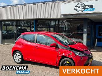uszkodzony samochody osobowe Toyota Aygo 1.0 VVT-i x-play Airco Camera Cruise Carplay 2016/11