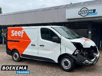 krockskadad bil bedrijf Renault Trafic 2.0 DCI Navigatie Climate Cruise Trekhaak PDC 2024/4