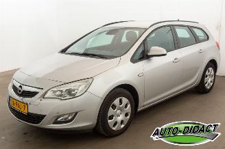 krockskadad bil auto Opel Astra Sports Tourer 1.4 Edition Clima Navi 2011/2