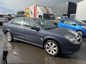 Opel Vectra 1.8 16V Executive Automaat picture 2