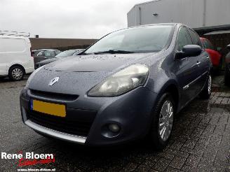 skadebil auto Renault Clio 1.2 Collection 75pk Airco 2012/1