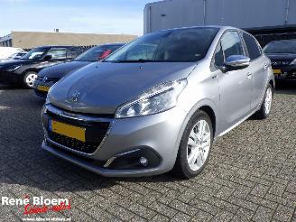 skadebil auto Peugeot 208 1.2 PureTech Signature Navi 5drs 2019/6