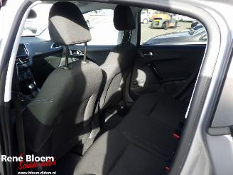 Peugeot 208 1.2 PureTech Signature Navi 5drs picture 14