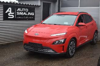 Vaurioauto  passenger cars Hyundai Kona 64Kwh Comfort 204Pk SOH 100% 3FASE *Navi/Clima/Camera/Stoelverwarming 2021/8
