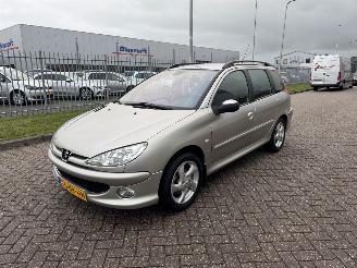 krockskadad bil caravan Peugeot 206 SW 1.4 16V XS Clima 2004/1