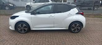 škoda osobní automobily Toyota Yaris Hybrid Black& White Team Full-Led Climatecontrol CruiseControl Stoelverwarming Dab Apple CarPlay Achteruitrijcamera automatische dimmende binnenspiegel Stuurwiel met verwarming  Privacyglas Keyless entry 2024/11