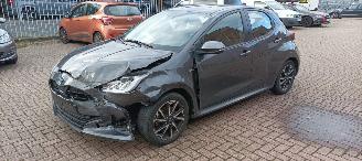 Damaged car Toyota Yaris 1.5-Hybrid Full-Led Navi Climatecontrol CruiseControl Stoelverwarming Lichtautomaat Achteruitrijcamera Keyless entry armsteun 2020/12